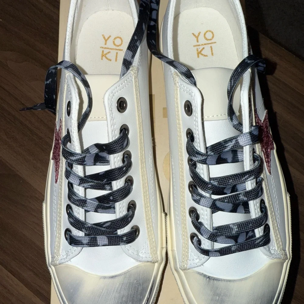 Chic‎ white w/pink glittery star Distressed sneakers/shoes New Box Woman’s Sz9